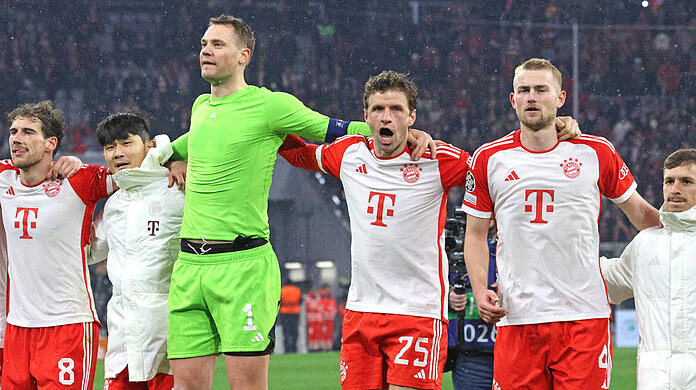 Die Bayern-Stars bejubeln das Weiterkommen gegen Lazio.
