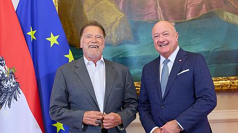 Arnold Schwarzenegger (l.) posiert mit Österreichs Bundeskanzler Christian Stocker.