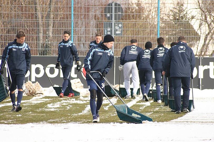 Tauwetter bei den Löwen: Am Donnerstag mussten die Sechzger an die Schneeschippe, bevor es ins Training ging. Schaufeln für den Erfolg - die Bilder von der Grünwalder.