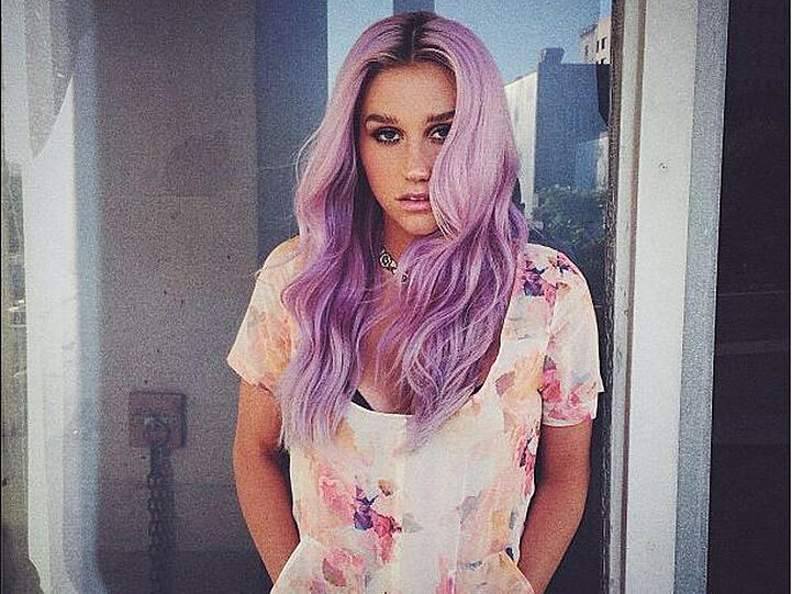 Kesha sucht via Twitter nach einer neuen Haarfarbe