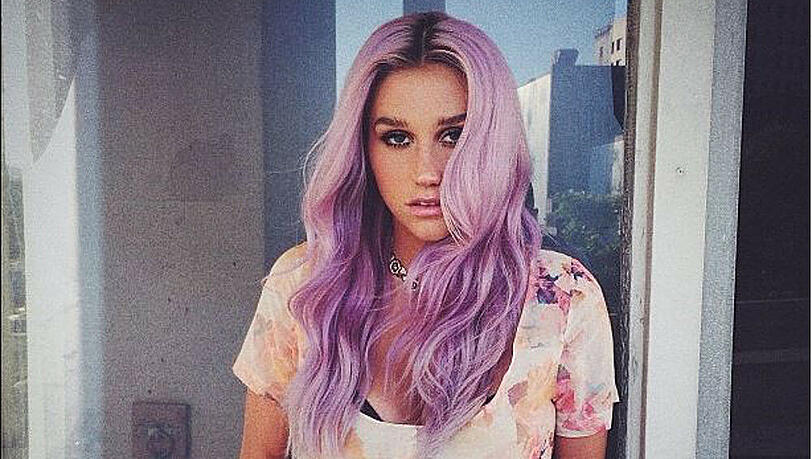 Kesha sucht via Twitter nach einer neuen Haarfarbe Kesha sucht via Twitter nach einer neuen Haarfarbe
