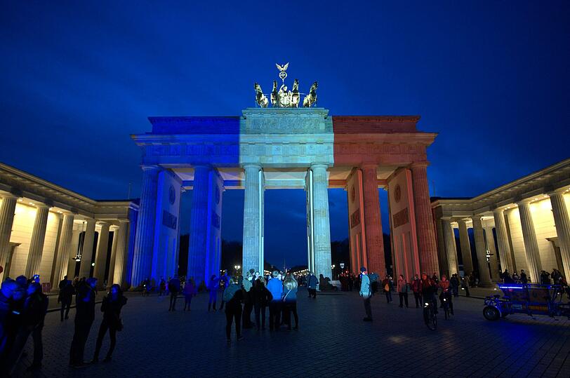 Das Brandeburger Tor in Berlin als Zeichen für die deutsche Anteilnahme nach dem Terrorakt in Paris.