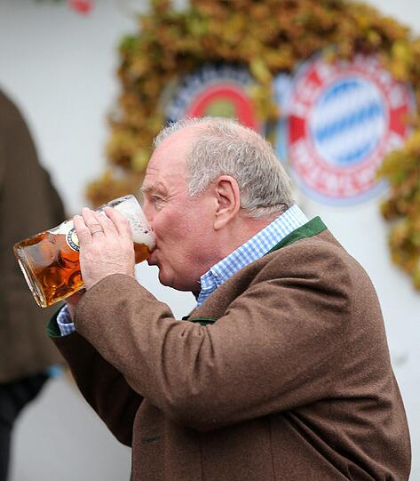 Uli Hoeness lässt sich seine Maß schon mal schmecken.