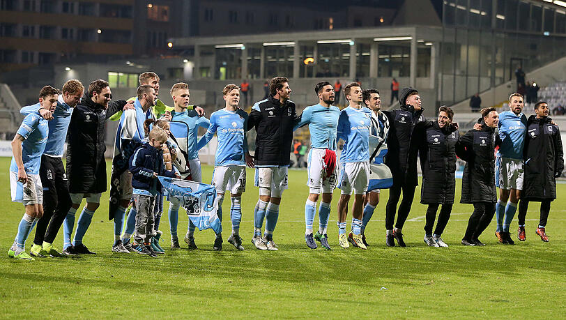 Erleichterung bei den Löwen nach dem 2:0 gegen Unterföhring - es war längst nicht alles Gold, was da glänzte im Duell mit dem Tabellenletzten. Erleichterung bei den Löwen nach dem 2:0 gegen Unterföhring - es war längst nicht alles Gold, was da glänzte im Duell mit dem Tabellenletzten.