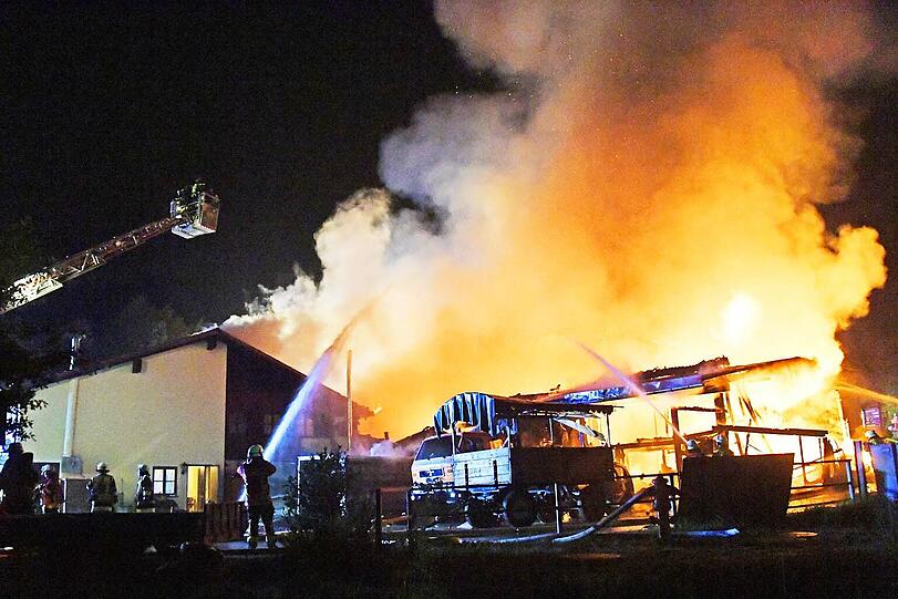 Der Handwerkerhof im Manthal ist in der Nacht auf Sonntag komplett abgebrannt. Die Bilder vom Einsatz.