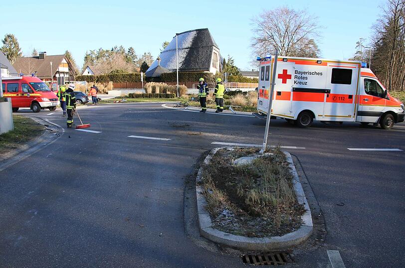 Ein Rentner hat am Mittwoch einen Kreisverkehr übersehen und dabei mehrere Verkehrsschilder umgefahren. Zwei Personen wurden schwer verletzt.