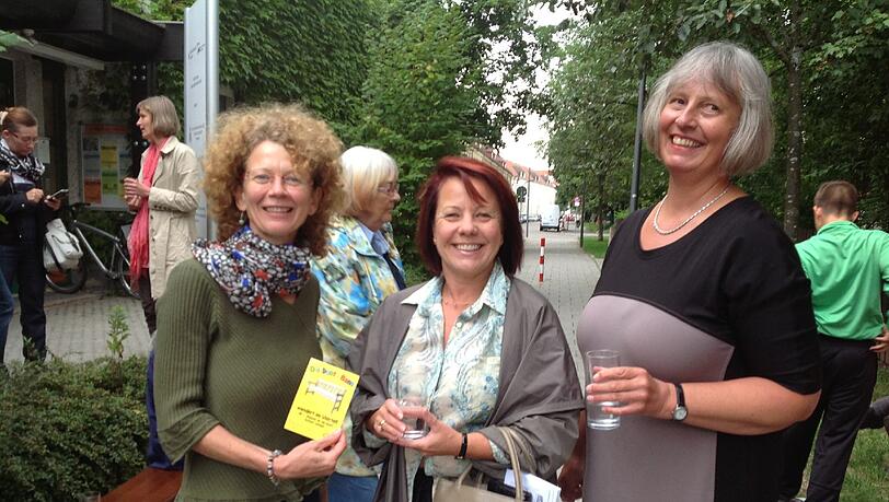 Die Landtagsabgeordnete Diana Stachowitz (Mitte) im Gespräch mit Pfarrerin Sabine Nagel und Friederike Goschenhofer. Die Landtagsabgeordnete Diana Stachowitz (Mitte) im Gespräch mit Pfarrerin Sabine Nagel und Friederike Goschenhofer.