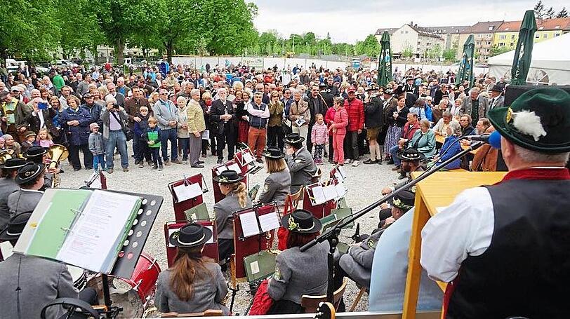 Vorn die Blasmusik, hinten hunderte Gäste beim ersten Maibaumfest am Luise-Kiesselbach-Platz.