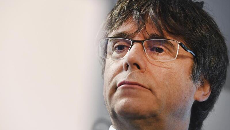 Puigdemont will bei der Europawahl als Spitzenkandidat des separatistischen Bündnisses JuntsxCat/LLiures per Europa ins Rennen gehen. Puigdemont will bei der Europawahl als Spitzenkandidat des separatistischen Bündnisses JuntsxCat/LLiures per Europa ins Rennen gehen.