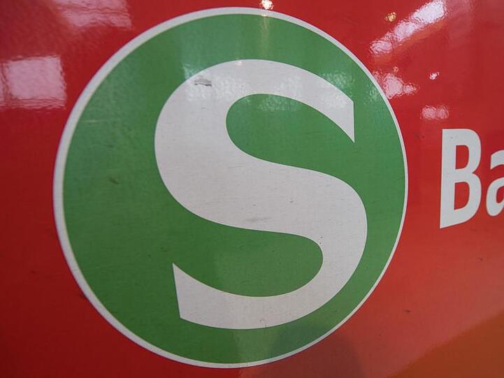 Eine S-Bahn. Foto: Boris Roessler/dpa/Symbolbild