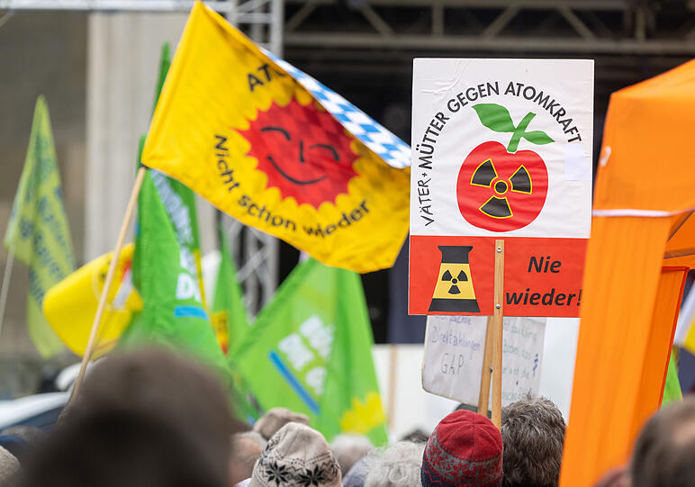 "Nie Wieder": Rund 1.000 Personen mit Plakaten und Fahnen nehmen am Odeonsplatz an einer Kundgebung vom Bündnis für Atomausstieg teil.