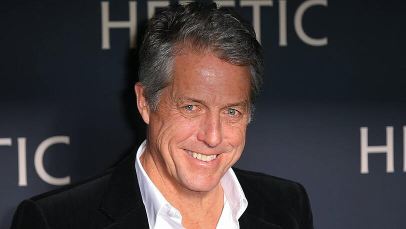 Hugh Grant ist mit der Behandlung am Flughafen nicht zufrieden.