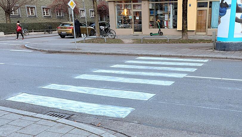 Bürger sprühen in Untergiesing einen Zebrastreifen auf den Asphalt. Jetzt stellt die ÖDP einen Antrag im Stadtrat.