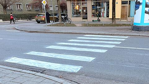 Bürger sprühen in Untergiesing einen Zebrastreifen auf den Asphalt. Jetzt stellt die ÖDP einen Antrag im Stadtrat.