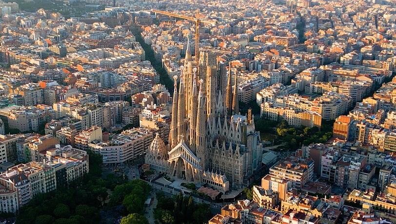 Der Christusturm der Sagrada Família wird zu Gaudís 100. Todestag vom Papst geweiht. Der Christusturm der Sagrada Família wird zu Gaudís 100. Todestag vom Papst geweiht.