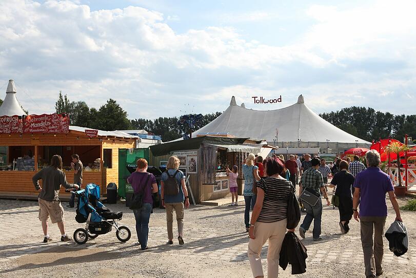 Münchens beliebtes Sommerfestival läuft wieder. Am Mittwoch wurde das Tollwood 2011 eröffnet. Impressionen von Tag 1.