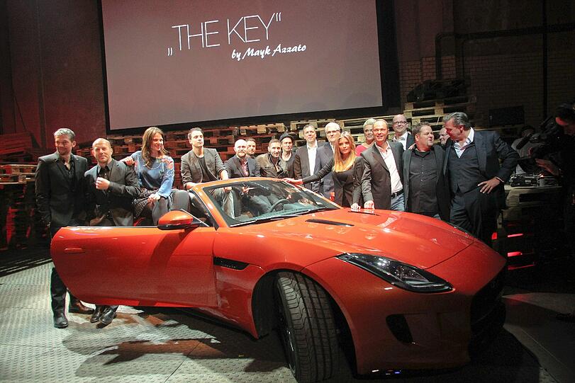 Die Darsteller des Kurzfilms posen vor dem neuen Jaguar Supersportwagen "F-Type".
