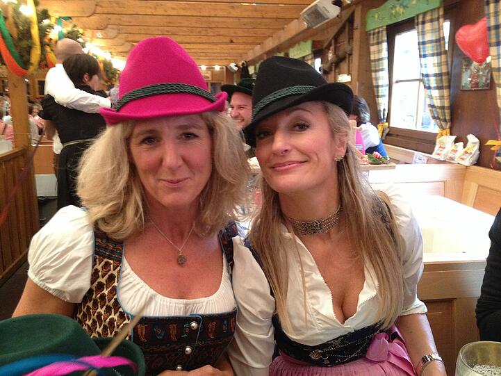 Hauptsache, Hut und gut drauf: OB-Kandidatin Sabine Nallinger (links) und Kabarettistin Monika Gruber.