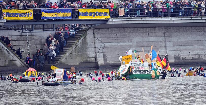 Mehr als 2000 Teilnehmer schwammen rund vier Kilometer bei Temperaturen um den Gefrierpunkt durch die Donau - die Bilder.