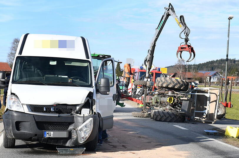 Der Traktorfahrer verletzte sich bei dem Unfall und kam ins Krankenhaus. Der Unfallverursacher hatte über 1,1 Promille.