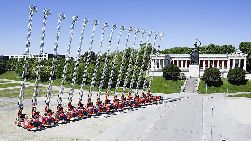 Die Feuerwehr präsentiert ihre neuen Autos.