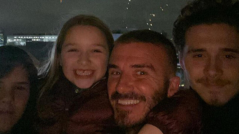 Cruz, Harper, David und Brooklyn Beckham (v.l.n.r.) feiern die "Guy Fawkes"-Nacht