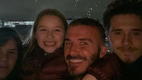 Cruz, Harper, David und Brooklyn Beckham (v.l.n.r.) feiern die "Guy Fawkes"-Nacht