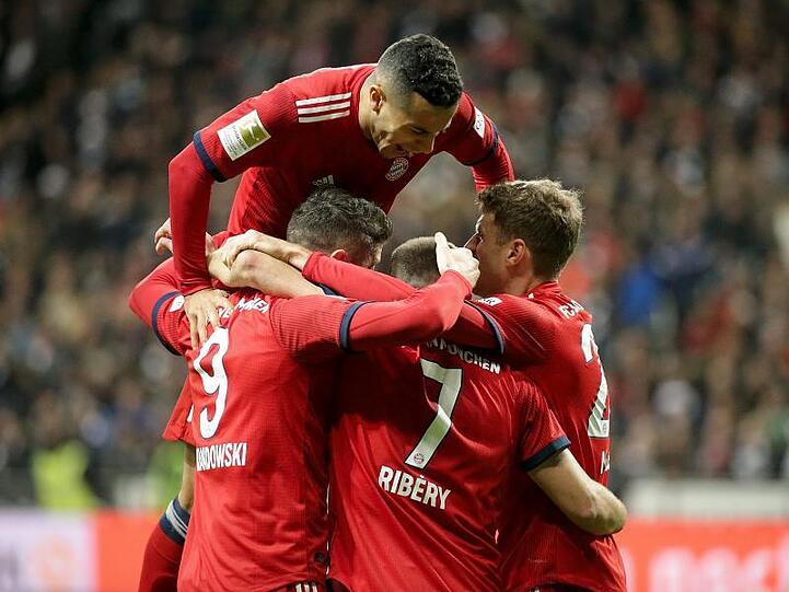 Mit dem 3:0-Sieg bei Eintracht Frankfurt hat der FC Bayern München die Jagd auf die Tabellenführung aufgenommen.