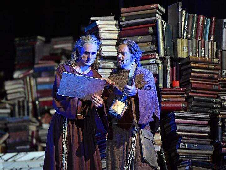 Florian Minnerop (l) spielt den Adso von Melk, und Yngve Gasoy-Romdal den William von Baskerville.