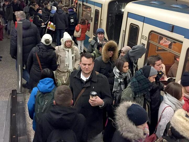 Gedränge vor einer überfüllten U-Bahn im Bahnhof Giesing in München.