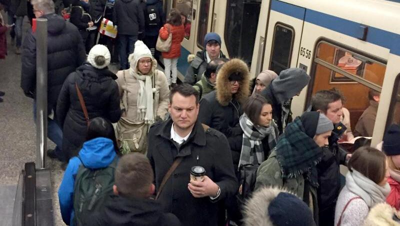 Gedränge vor einer überfüllten U-Bahn im Bahnhof Giesing in München. Gedränge vor einer überfüllten U-Bahn im Bahnhof Giesing in München.