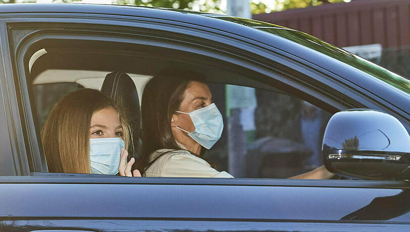 Königin Letizia und Prinzessin Sofía im Auto auf dem Weg zur Schule. Königin Letizia und Prinzessin Sofía im Auto auf dem Weg zur Schule.