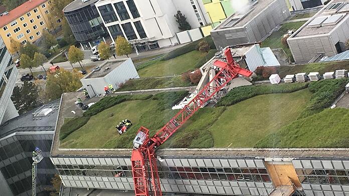 Der demolierte Kran auf dem Hausdach im Arabellapark. Bilder vom Unglücksort.