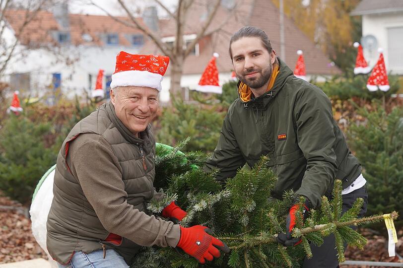 Rupi Bauer (l.) mit seinem Sohn Marko, der inzwischen auch mit ins Christbaumgeschäft eingestiegen ist.