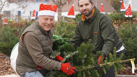 Rupi Bauer (l.) mit seinem Sohn Marko, der inzwischen auch mit ins Christbaumgeschäft eingestiegen ist.