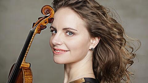 Julia Fischer gehört seit schon 20 Jahren zur Spitze der Geigenelite weltweit. Ihre künstlerische Vielfältigkeit bringt sie außerdem als Pianistin, Kammermusikerin und Professorin zum Ausdruck.