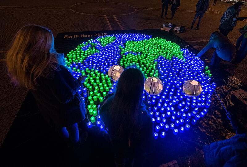Die "Earth Hour" wird jährlich gefeiert. Sie wird üblicherweise von Aktionen begleitet. Vor Corona - hier 2017 - stellten zum Beispiel  junge Leute am Odeonsplatz Led-Kerzen auf.