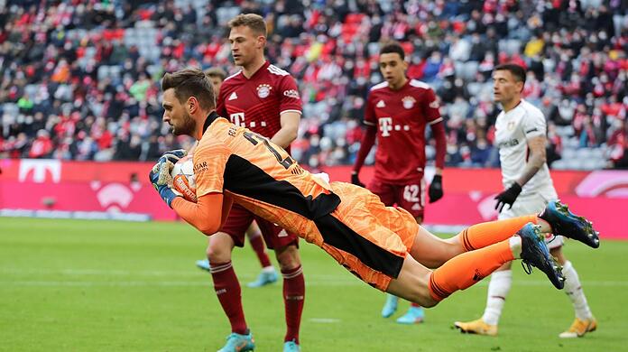 Der fliegende "Ulle": Neuer-Stellvertreter Sven Ulreich hatte in dieser Saison nur selten Gelegenheit, sich auszuzeichnen. Für eine weitere Vertragsverlängerung in München hat's aber offenbar gereicht.