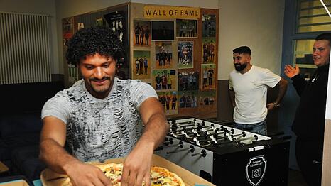 Politik und Pizza" heißt das Format. Der Grüne-Landtagsabgeordnete Benjamin Adjei will mit Jugendlichen ins Gespräch kommen.