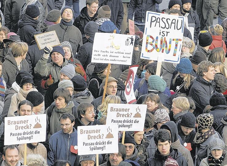 Mit Schildern und Transparenten stellen sich die Passauer den Rechtsradikalen in den Weg