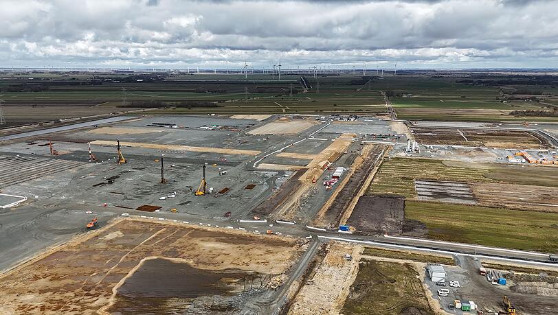 Blick auf die Baustelle bei Heide, wo die hiesige Northvolt-Fabrik entstehen soll. (Archivbild)