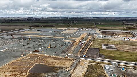 Blick auf die Baustelle bei Heide, wo die hiesige Northvolt-Fabrik entstehen soll. (Archivbild)