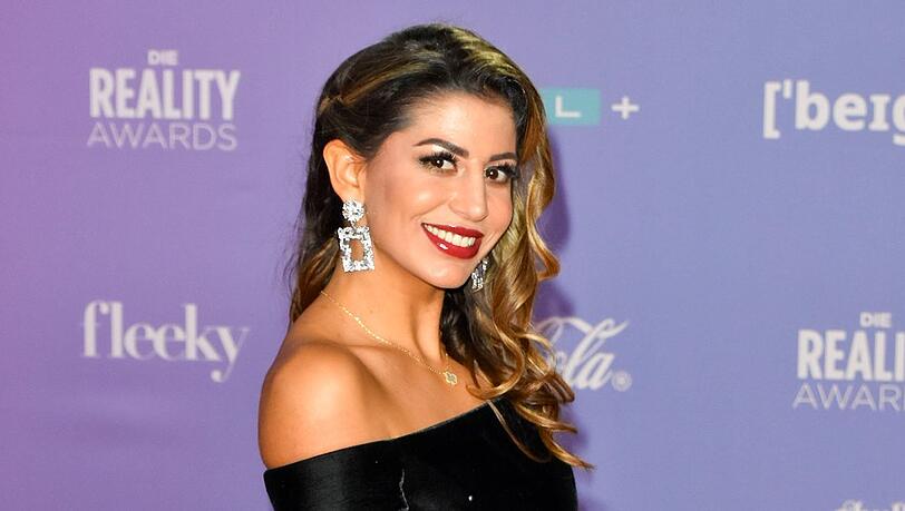 Eva Benetatou moderiert ihre erste Show.