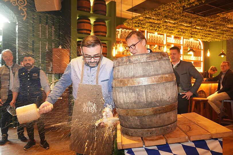 Ein frischgebackener Hofbr&auml;u-Wirt muss zapfen! Unter Aufsicht von Thomas Linsmayer schl&auml;gt Frank Mansory den Wechsel ins Bierfass.