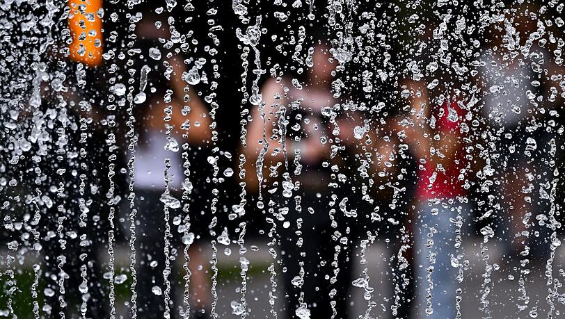 Wasser kann bei dem heißen Wetter für Abkühlung sorgen. Wasser kann bei dem heißen Wetter für Abkühlung sorgen.