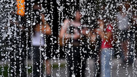 Wasser kann bei dem hei&szlig;en Wetter f&uuml;r Abk&uuml;hlung sorgen.