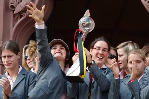 Große Feier am Römer: Birgit Prinz , rechts neben Torhüterin Nadine Angerer, mit dem EM-Pokal.