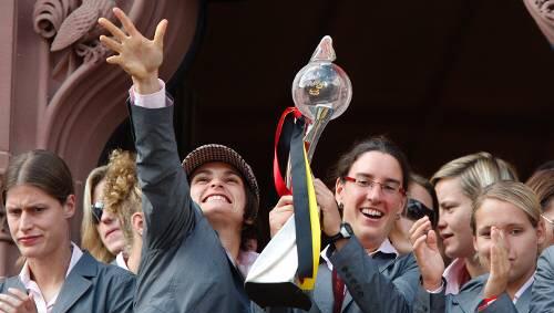 Große Feier am Römer: Birgit Prinz , rechts neben Torhüterin Nadine Angerer, mit dem EM-Pokal. Große Feier am Römer: Birgit Prinz , rechts neben Torhüterin Nadine Angerer, mit dem EM-Pokal.