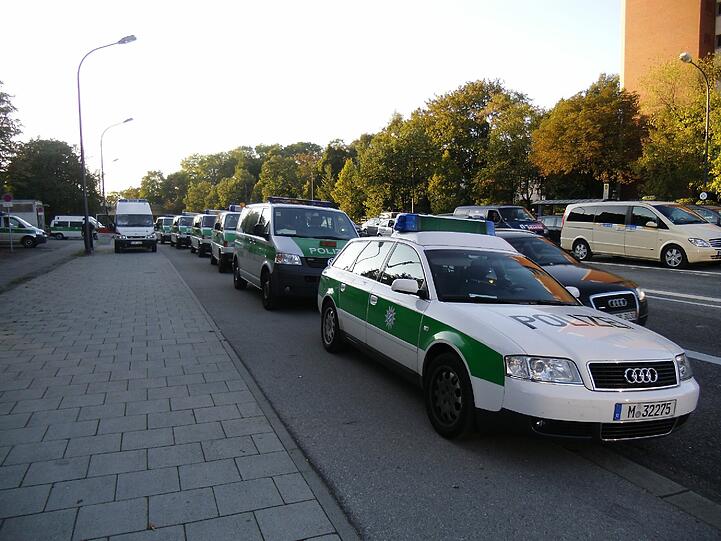 Ein Polizeiwagen nach dem anderen: Die Beamtem hatten sich vorbereitet