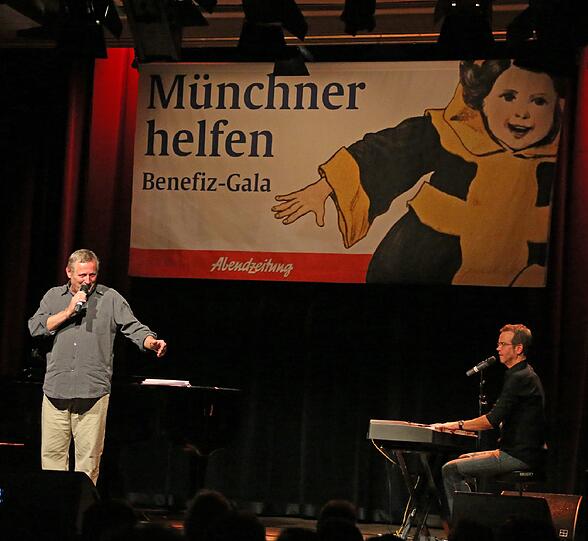 Der Mann kann einen mit seiner Stimme umarmen. Er beglückt die Gala-Gäste mit einer Extra-Dosis Gefühl &ndash; ohne auch nur einen Moment ins Kitschige abzugleiten. Als Konstantin Wecker und sein Begleiter Jo Barnikel &bdquo;Wenn der Sommer nicht mehr weit ist&ldquo; anstimmen, stöhnen einige im Publikum auf &ndash; vor Erleichterung, dass sie es hören dürfen. &bdquo;Genießen war noch nie ein leichtes Spiel&ldquo;, singt Wecker. An diesem Abend hat das nicht gestimmt.